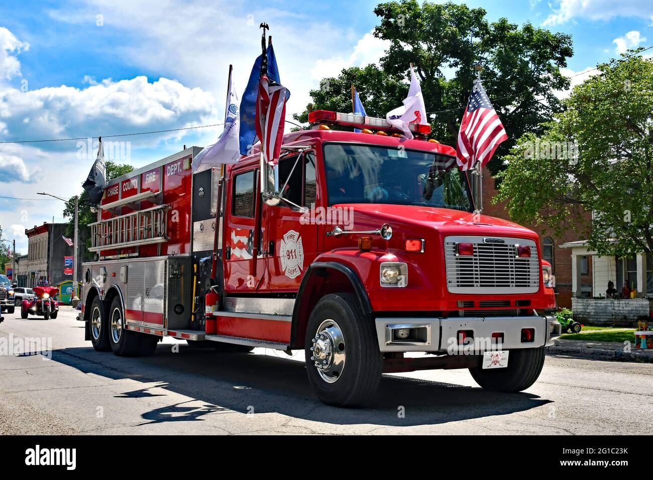 Le camion de pompiers du comté de Chase mène le défilé annuel de Flint Hills Rodeo à Strong City à la fin du rodéo du week-end. Le Rodeo de Flint Hills est le plus ancien rodéo consécutif du Kansas à partir de 1937 à la ferme Emmett Roberts de Strong City. 5 juin 2021. Crédit : Mark Reinstein/MediaPunch Banque D'Images