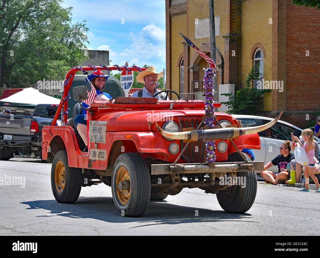 Défilé de rodéo de Flint Hills Grand Marshall John Weiss conduit sa longue jeep équipée de corne dans la ville forte annuelle à la fin du rodéo de fin de semaine. Le Rodeo de Flint Hills est le plus ancien rodéo consécutif du Kansas à partir de 1937 à la ferme Emmett Roberts de Strong City. 5 juin 2021. Crédit : Mark Reinstein/MediaPunch Banque D'Images