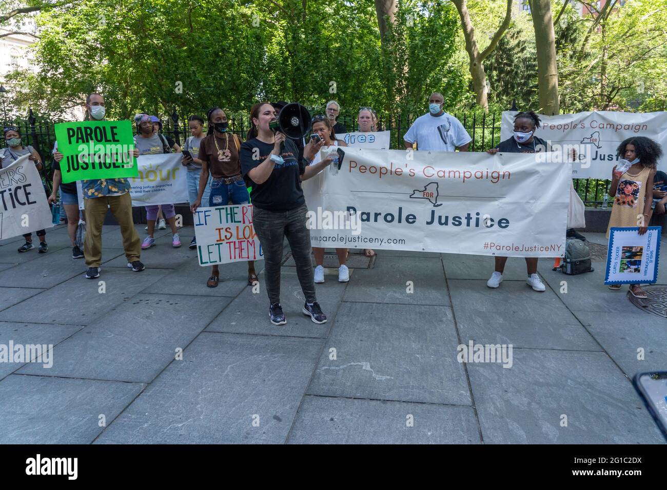 NEW YORK, NY - 2021-06-05: Quelques dizaines de personnes portant des panneaux et des bannières de la campagne populaire pour la justice conditionnelle se tiennent à l'extérieur de l'hôtel de ville. Banque D'Images