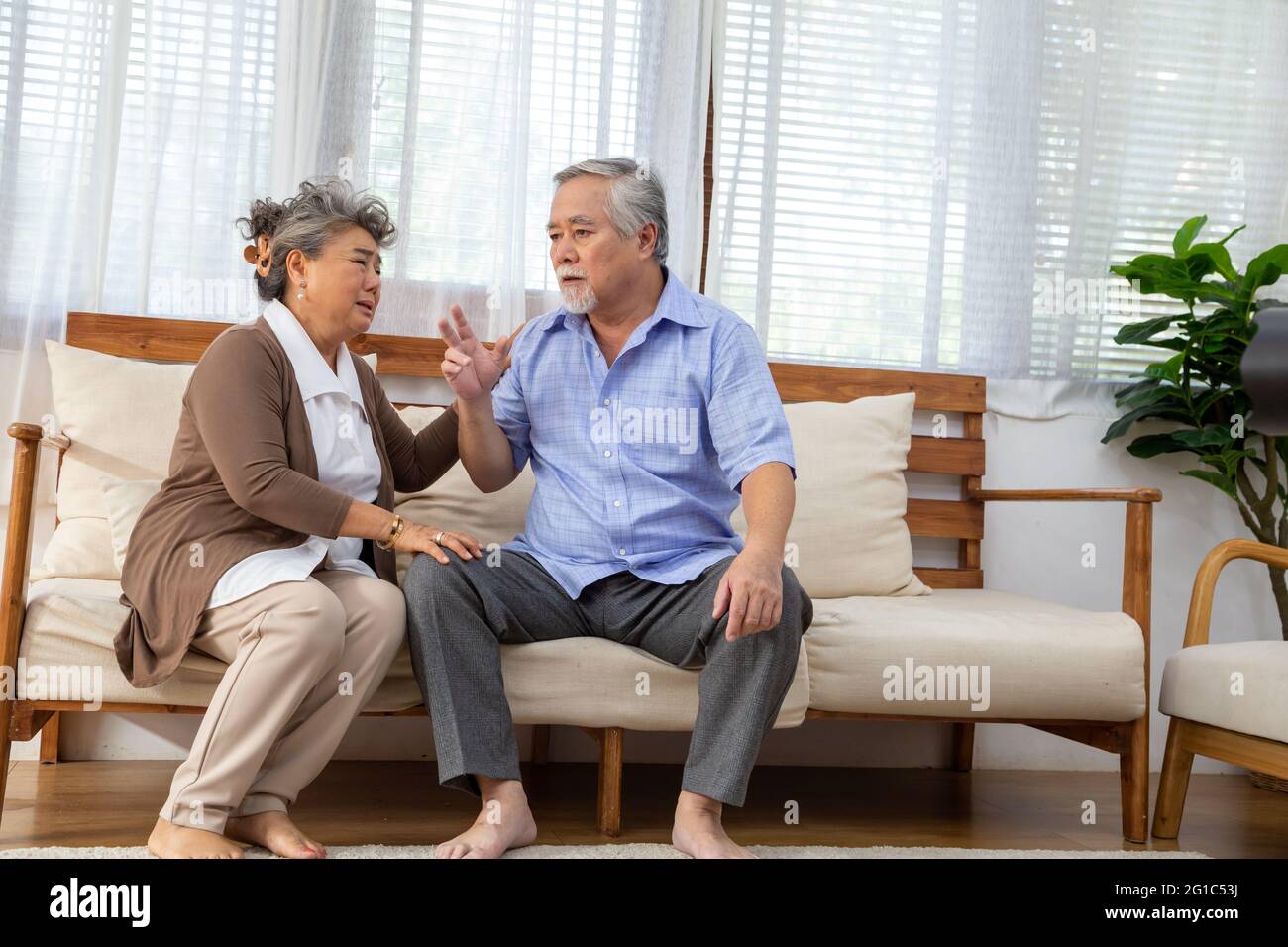 Le couple asiatique senior à la retraite prend soin ensemble à la maison, la maladie d'Alzheimer ou souffrant de démence concept Banque D'Images