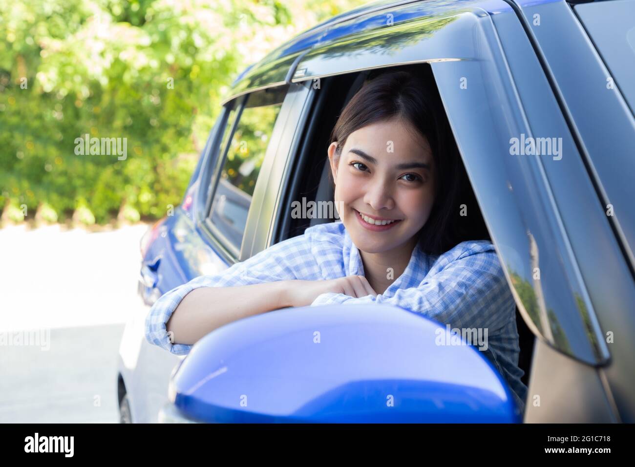 Les femmes asiatiques conduisant une voiture et sourient heureux avec une expression positive pendant le trajet de voyage, les gens aiment rire transport et driv Banque D'Images