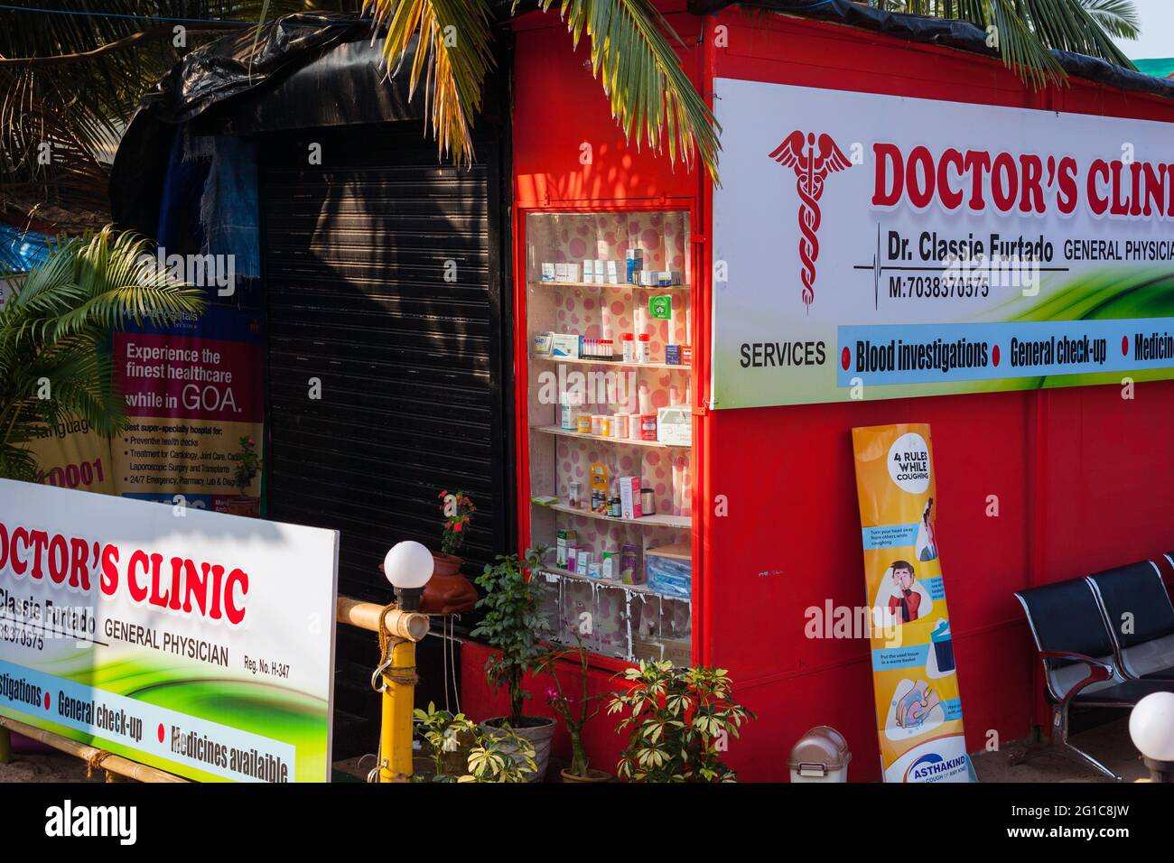 Sac rouge vif de la clinique du docteur avec fenêtre d'affichage des provisions de pharmacie, Agonda, Goa, Inde Banque D'Images