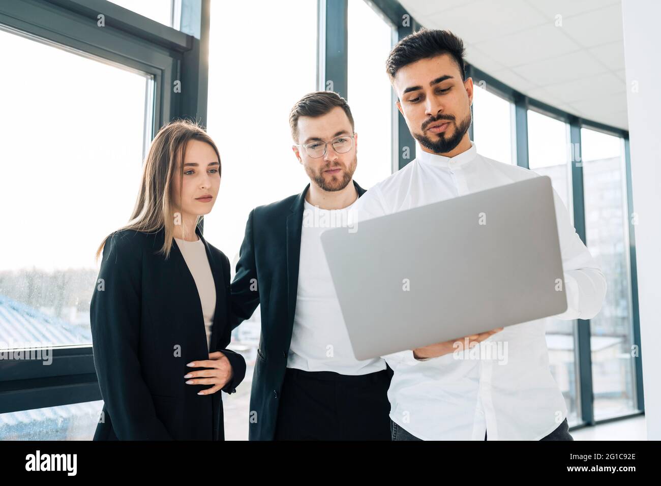 Un groupe de cadres de l'entreprise discute d'une nouvelle start-up Banque D'Images