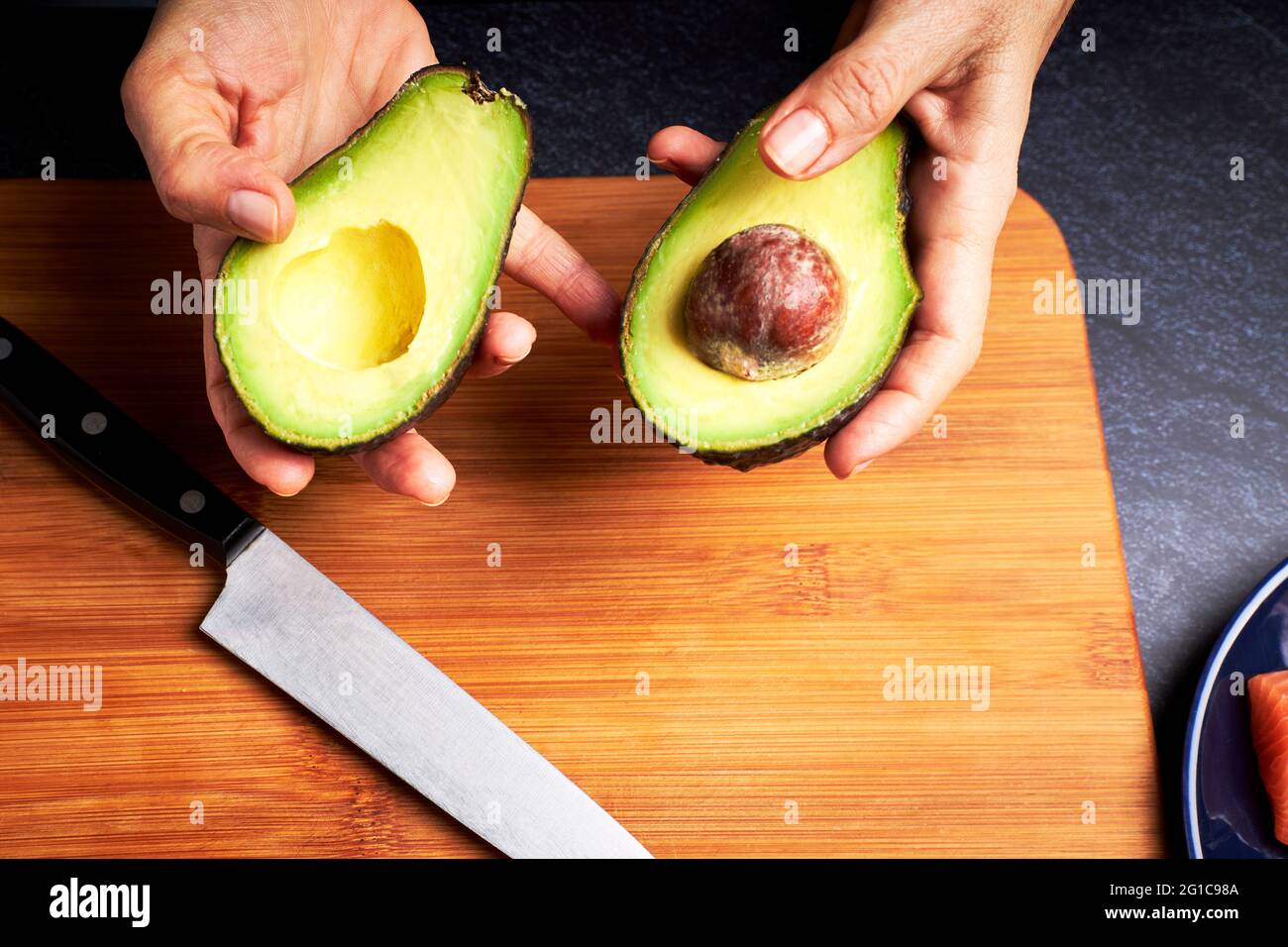 Femme chef coupant un avocat pour faire des sushis.concept de cuisine asiatique. Une alimentation saine Banque D'Images