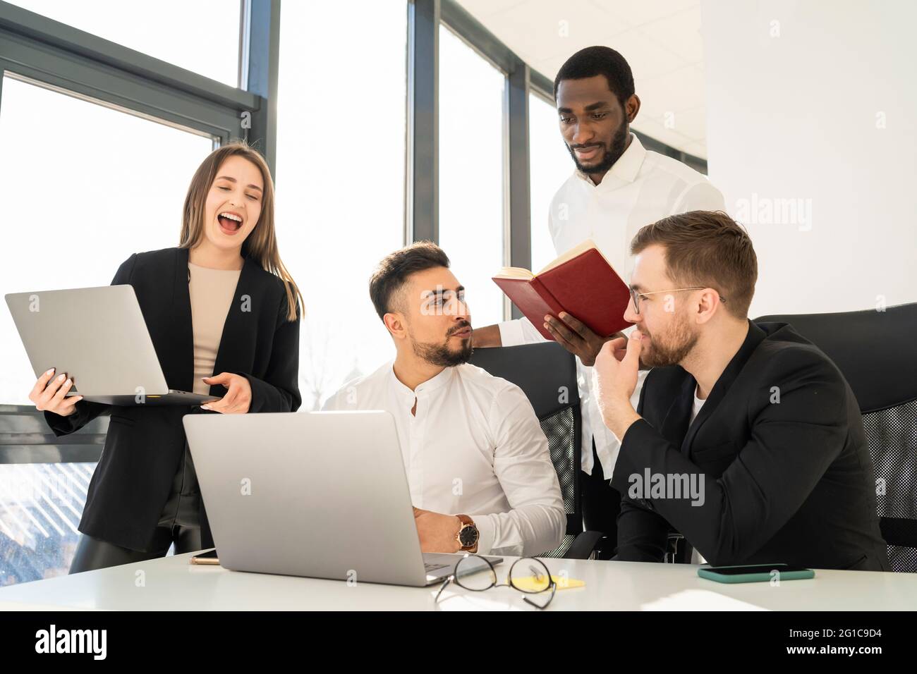 Réunion de l'équipe de développeurs de logiciels au bureau Banque D'Images