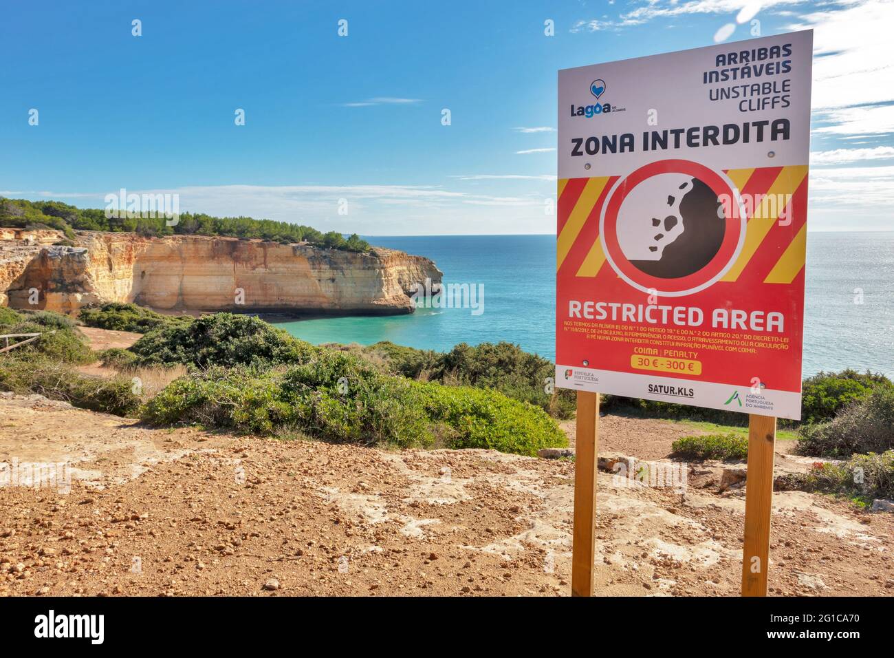 Signe de danger, chutes de roches, Benagil, Algarve, Portugal Banque D'Images