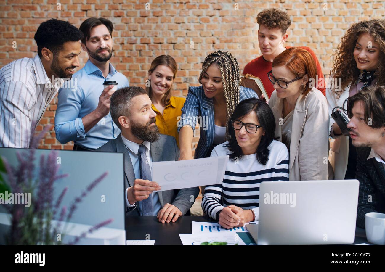 Groupe d'entrepreneurs discutant de questions à l'intérieur au bureau, travaillant sur le projet. Banque D'Images