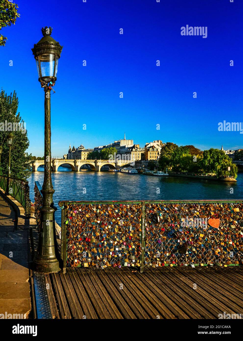 'ILE DE LA CITÉ' DE LA PASSERELLE 'PASSERELLE DES ARTS' AVEC CADENAS D'AMOUR, PONT 'PONT NEUF', PLACE PUBLIQUE 'RT GALLANT', 2 MAISONS CONSTRUITES EN 1608 IN Banque D'Images