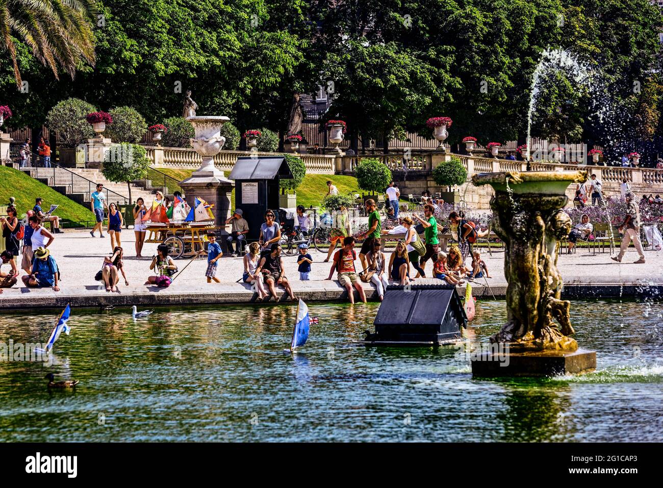 L'ÉTANG OCTOGONAL AVEC DES PETITS VOILIERS EN BOIS DANS LE JARDIN DE LUXEMBOURG, PARIS, FRANCE Banque D'Images