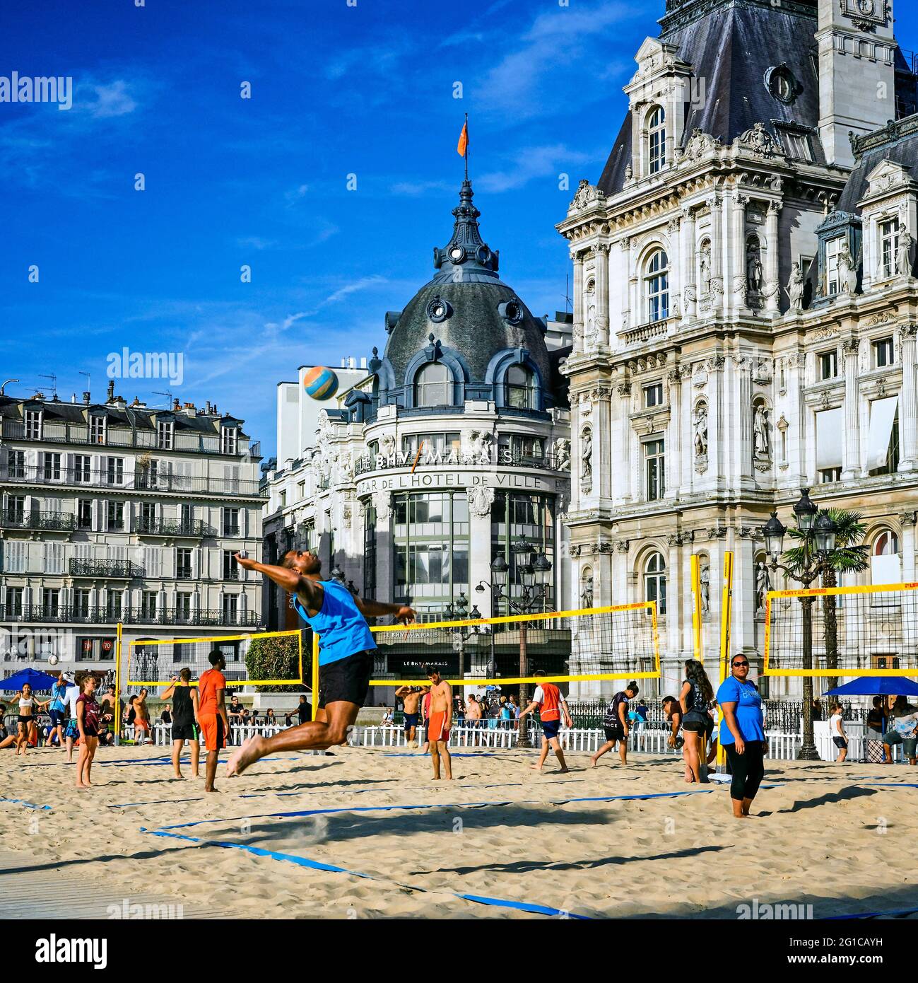 JOUEURS DE VOLLEY-BALL DEVANT L'HÔTEL DE VILLE DE PARIS PENDANT LES « PARIS-PLAGES » Banque D'Images