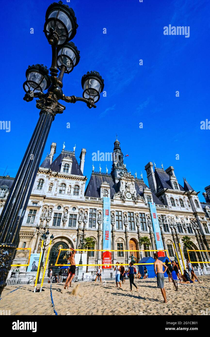 JOUEURS DE VOLLEY-BALL DEVANT L'HÔTEL DE VILLE DE PARIS PENDANT LES « PARIS-PLAGES » Banque D'Images