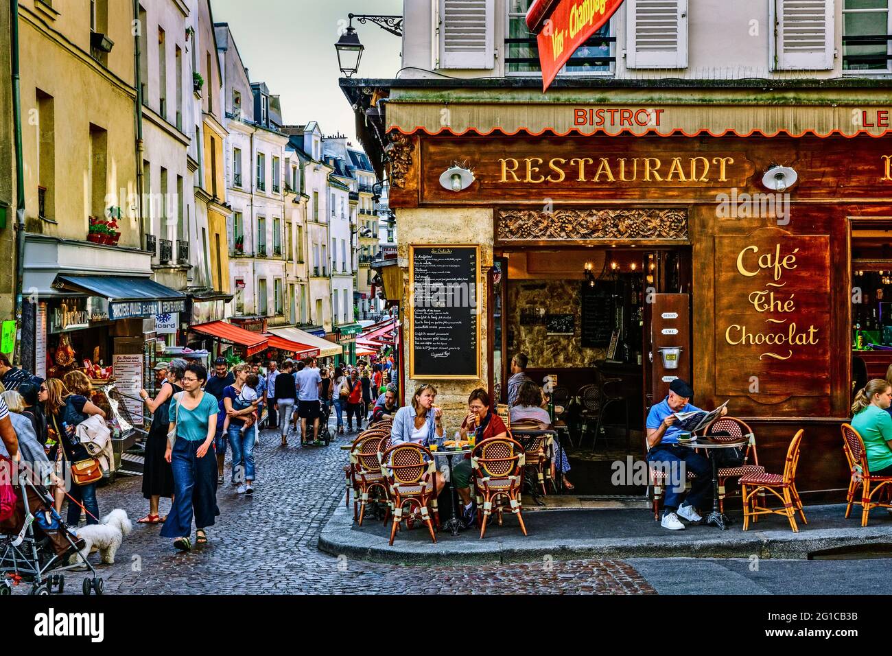 BOUTIQUES ET BISTROTS DANS LA RUE MOUFFETARD, PARIS, FRANCE Banque D'Images