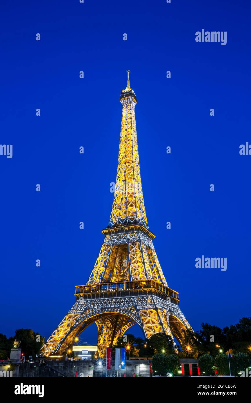 TOUR EIFFEL AVEC LUMIÈRES CLIGNOTERA LA NUIT À PARIS, FRANCE Banque D'Images