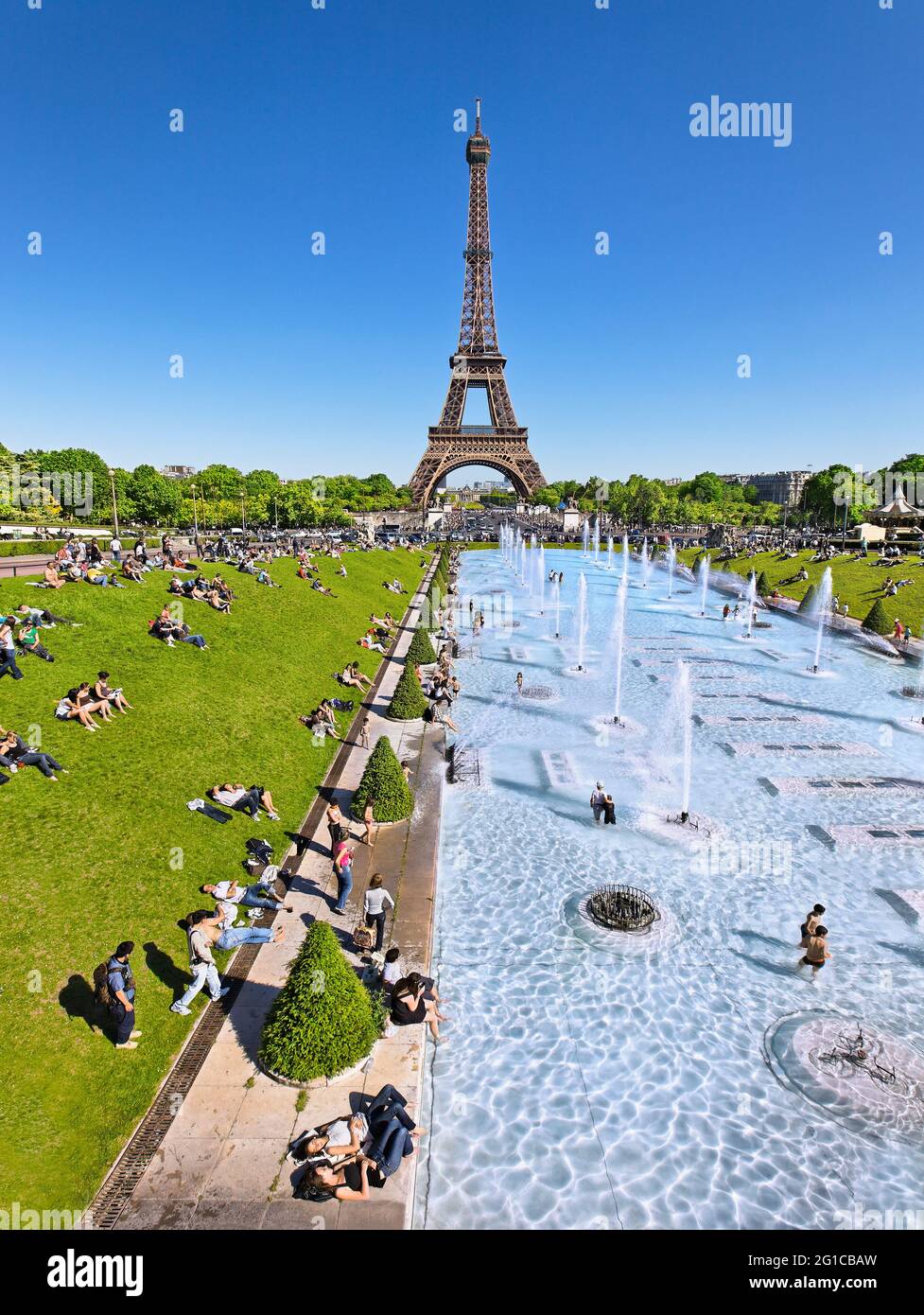 FRANCE. PARIS (16ÈME ARRONDISSEMENT). LES FONTAINES ET LES JARDINS DU TROCADÉRO PENDANT LA VAGUE DE CHALEUR DE FIN JUIN 2019 EN FACE DE LA TOUR EIFFEL Banque D'Images