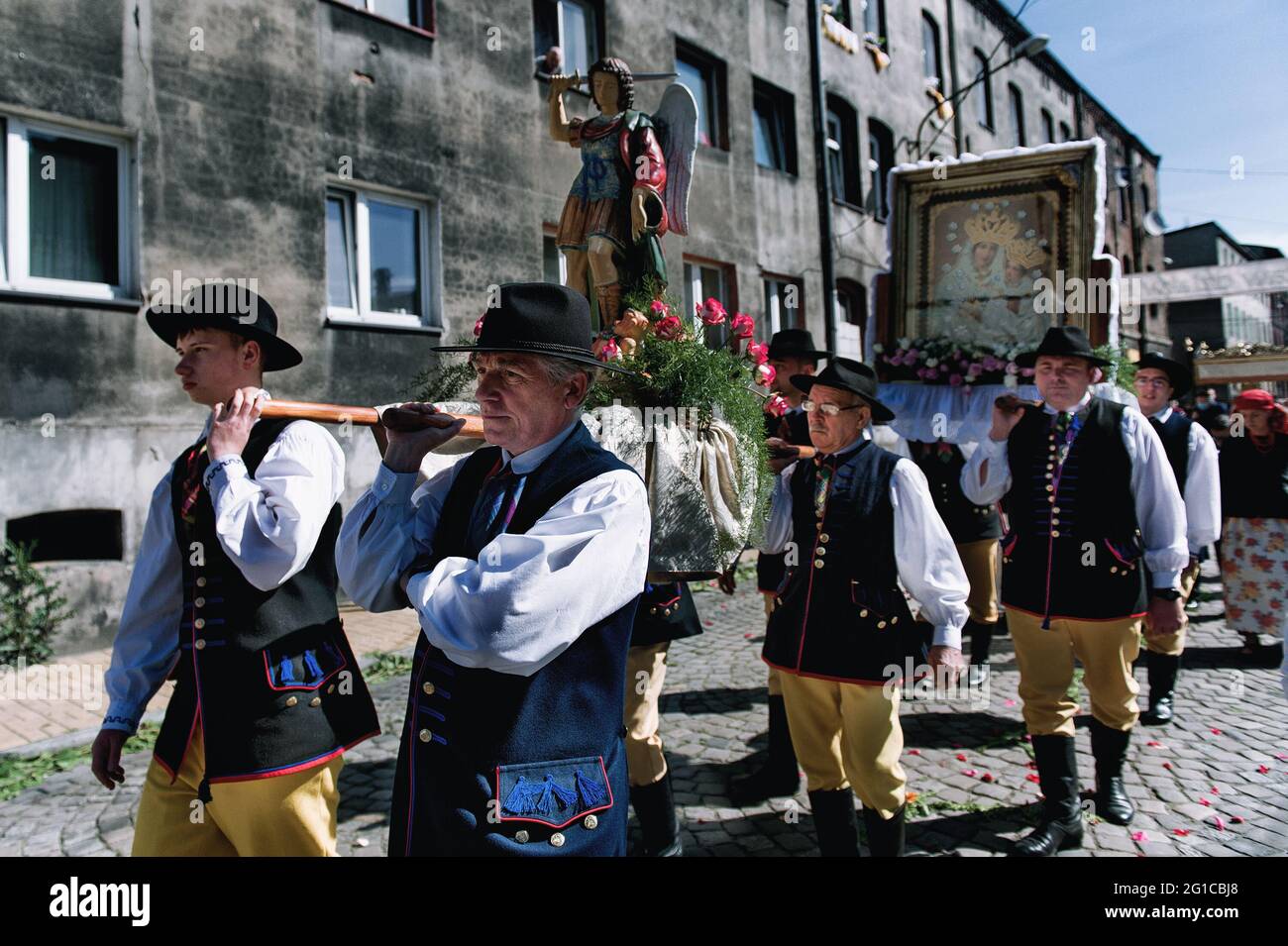 3 juin 2021, Swietochlowice, Lipiny, Pologne: Les gens en costumes traditionnels de Silésie marchent dans les rues décorées de la ville dans le Corpus Banque D'Images