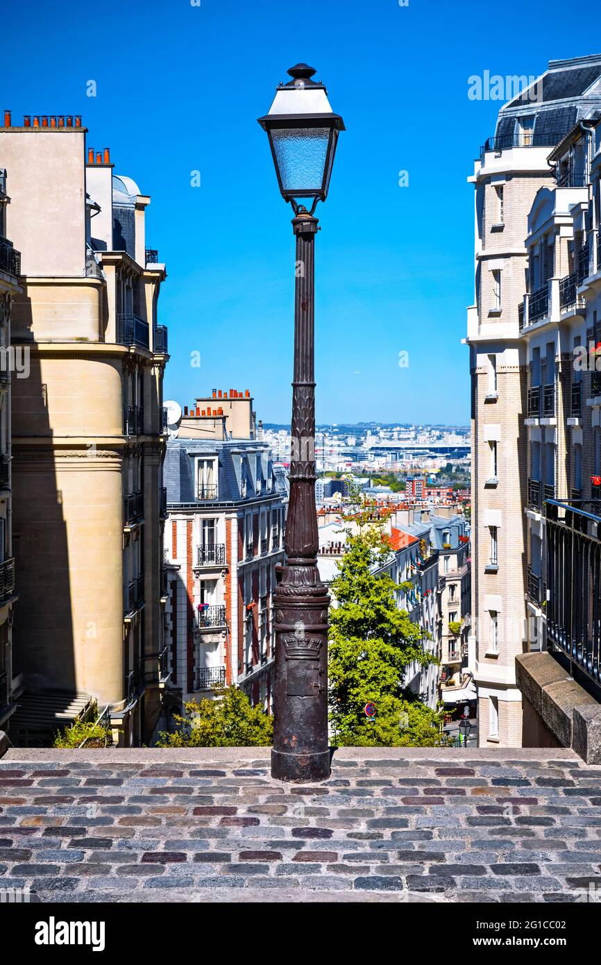 LAMPADAIRE DE LA RUE MONT-CENIS DANS LE QUARTIER DE MONTMARTRE À PARIS,  FRANCE Photo Stock - Alamy