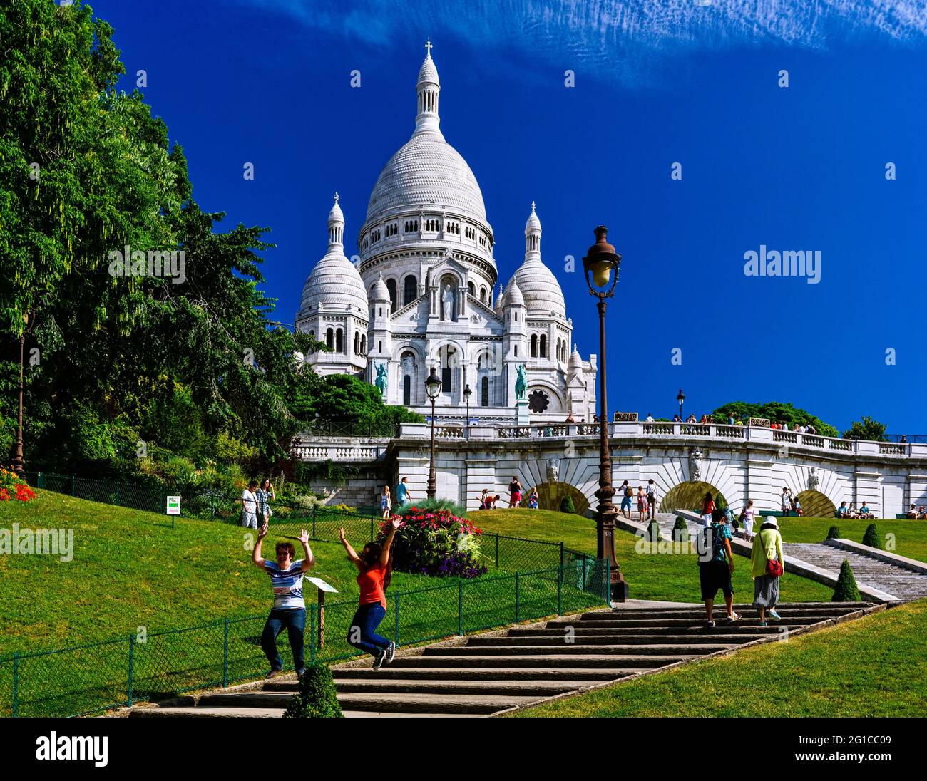BASILIQUE DU SACRÉ-CŒUR SUR LE MONTICULE MONTMARTRE, JARDIN PUBLIC DE WILLETTE, QUARTIER DE MONTMARTRE, PARIS, FRANCE Banque D'Images