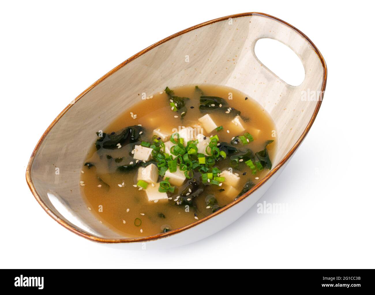 Soupe japonaise miso dans un bol isolé sur blanc Banque D'Images