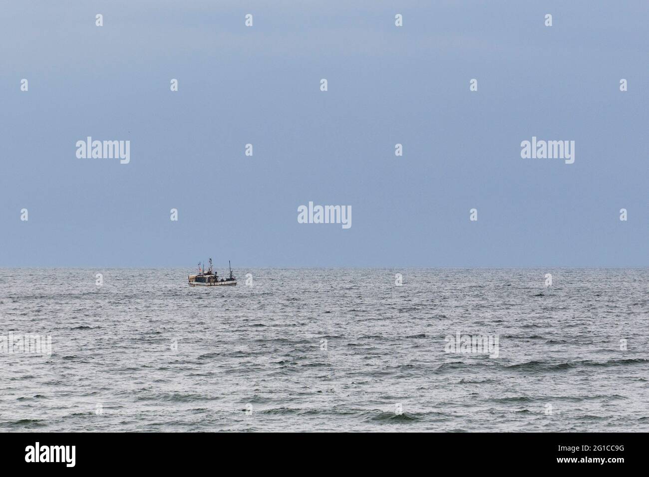 Bateau solitaire dans une tempête dans la mer Banque D'Images