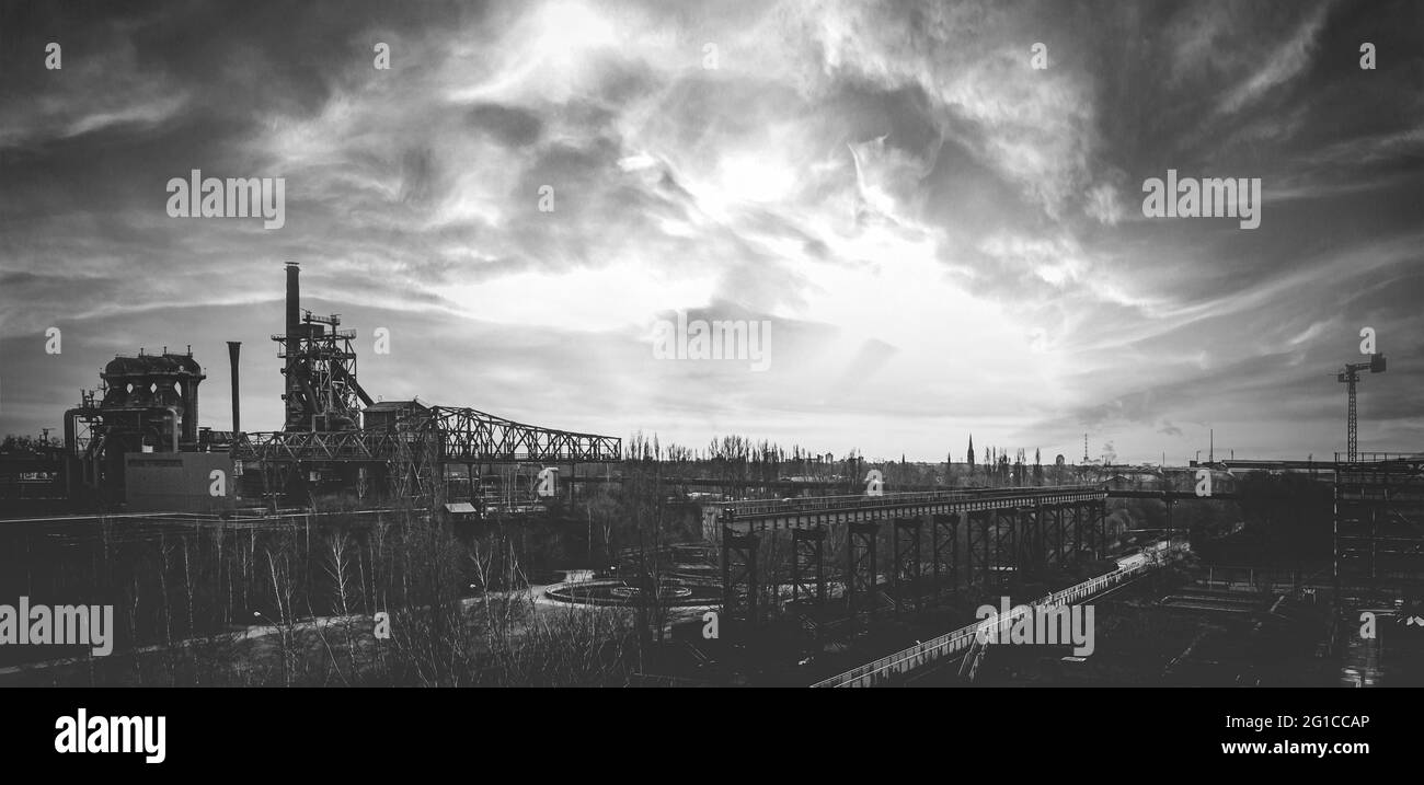 Spectacle de lumière panoramique au parc paysager Duisburg Nord. Usine métallurgique du parc Meiderich Emscher. Aciéries, colliery, haut fourneau. Banque D'Images