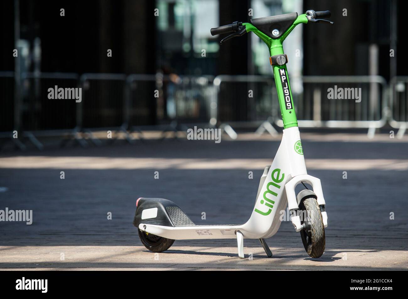 UTILISATION ÉDITORIALE UNIQUEMENT vue générale d'un scooter électrique comme Lime annonce un essai d'un an en partenariat avec TfL, qui permettra de louer 200 de ses derniers scooters électroniques Gen4 à travers Londres par le biais de l'application micro Mobility Operators. Date de publication : lundi 7 juin 2021. Banque D'Images