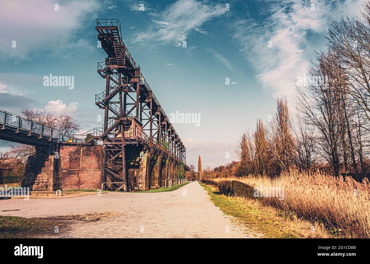 Pont en acier sur la promenade Emscher, au milieu du parc paysager Duisburg Nord. Machines industrielles et composants rouillés. Acier blas Banque D'Images