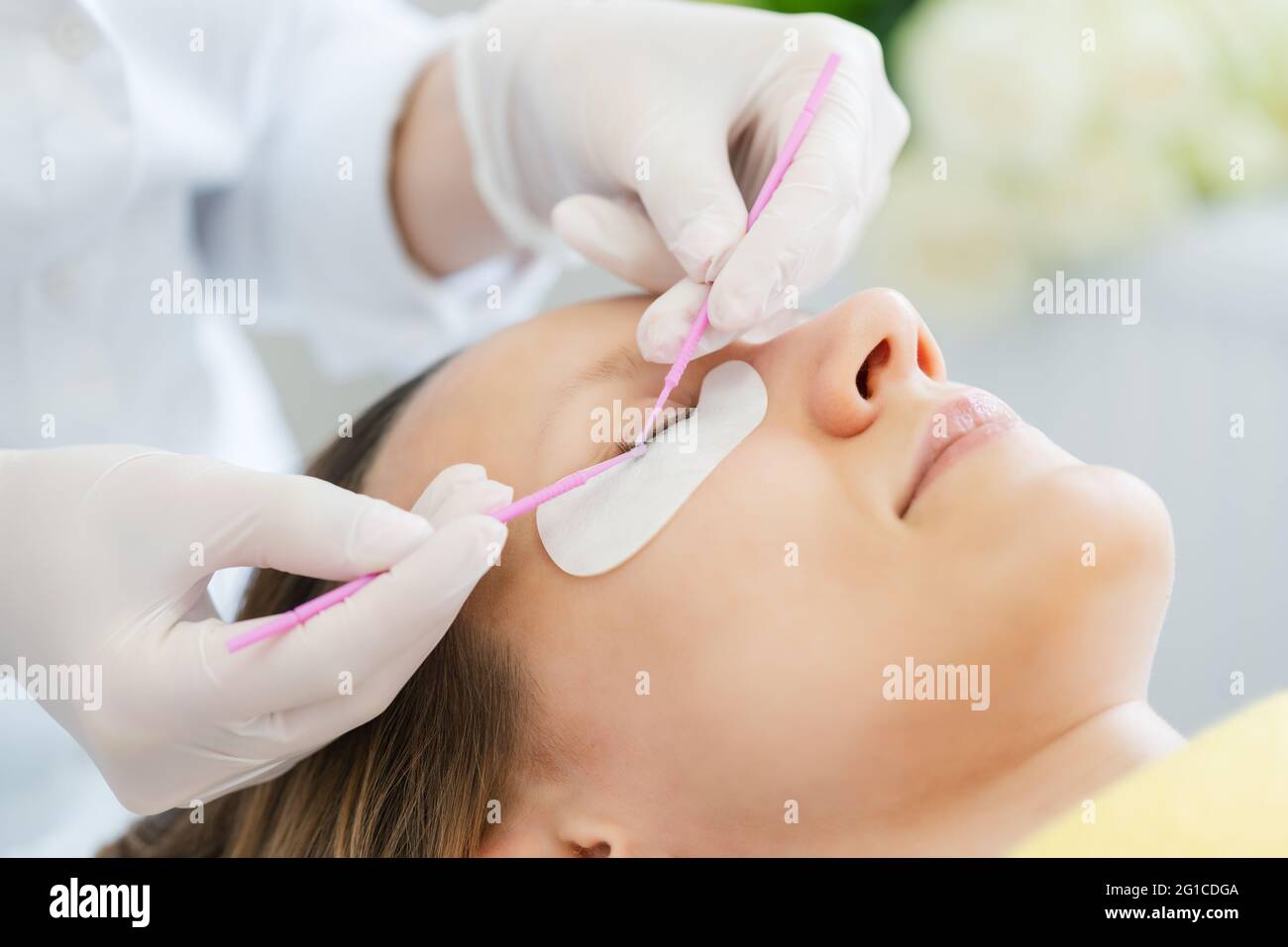 Femme recevant l'extension de cils en salon Banque D'Images