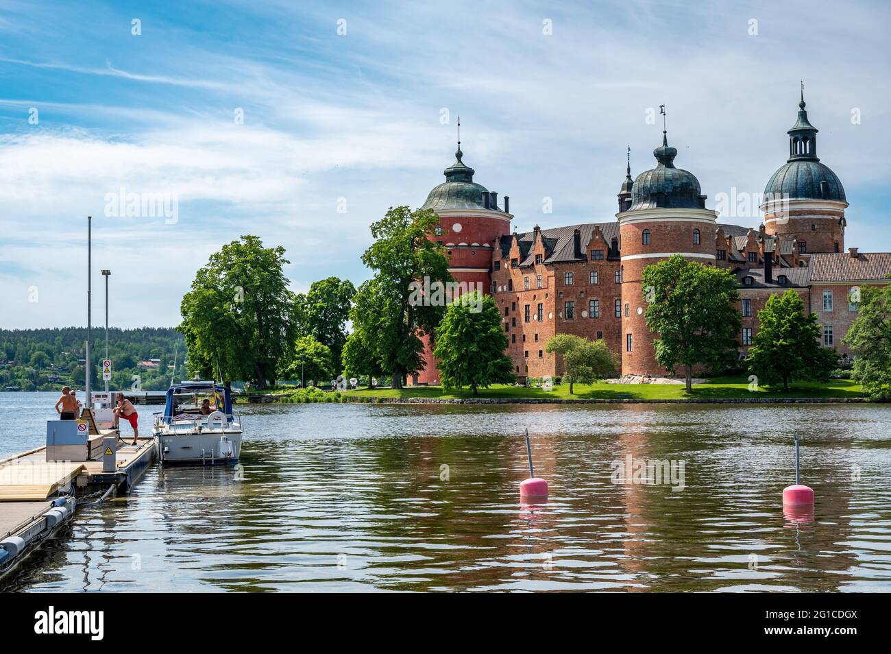 Journée d'été ensoleillée au lac Mälaren le 6 juin 2021 dans la petite ville idyllique Mariefred le jour national de la Suède. Château de Gripsholm en arrière-plan. Banque D'Images