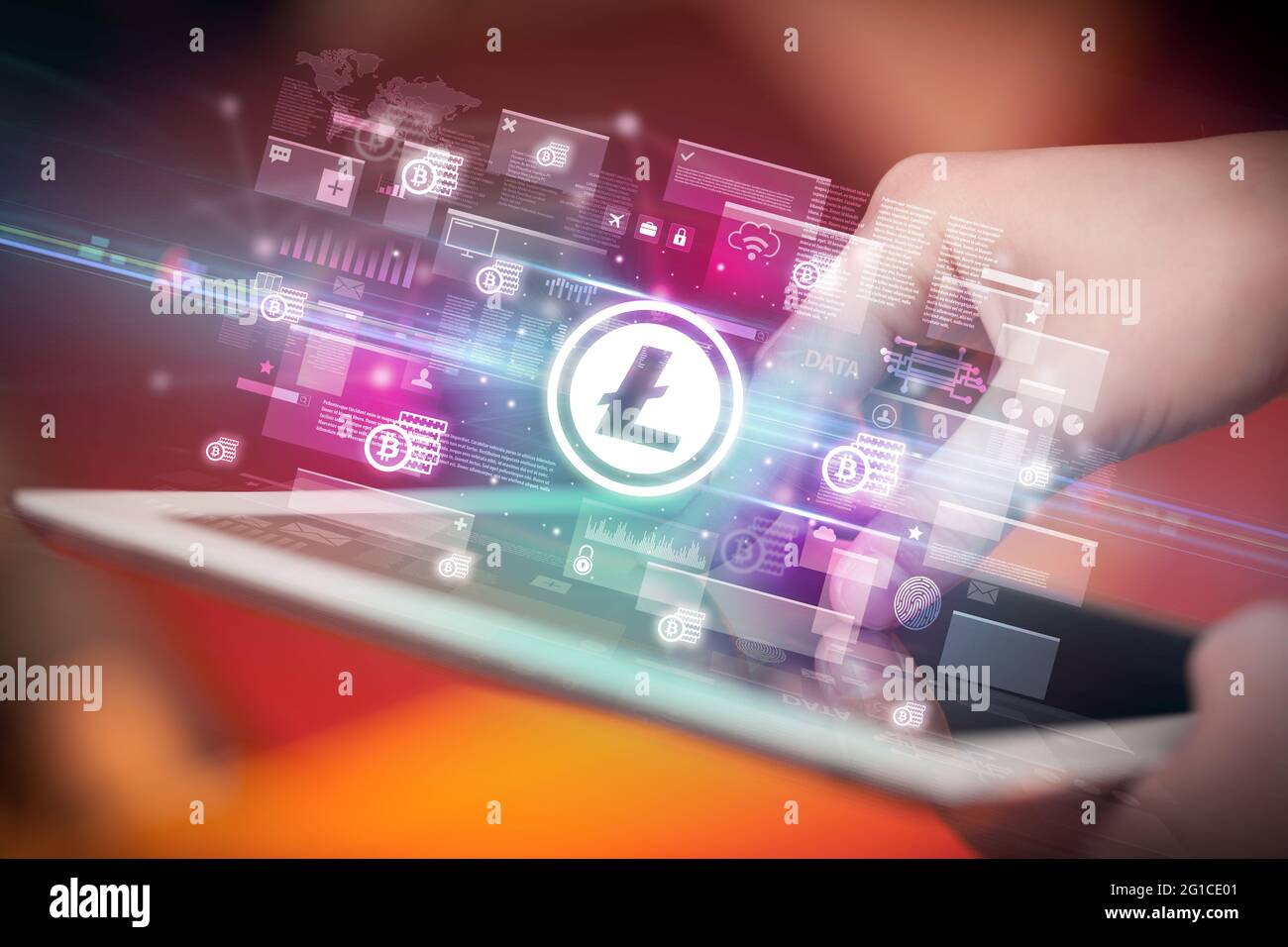Gros plan d'une main avec tablette, concept de devise Banque D'Images
