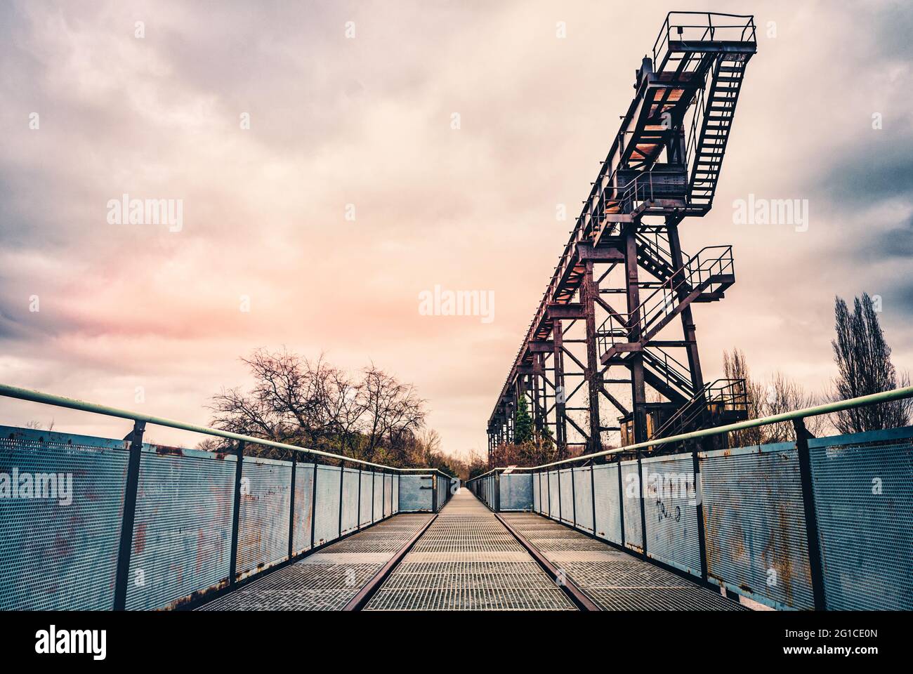 Promenade en métal et en acier sur l'Emscher en perspective centrale. Parc paysager de Duisburg. Machines industrielles et composants rouillés dans la région de Ruhr. Banque D'Images