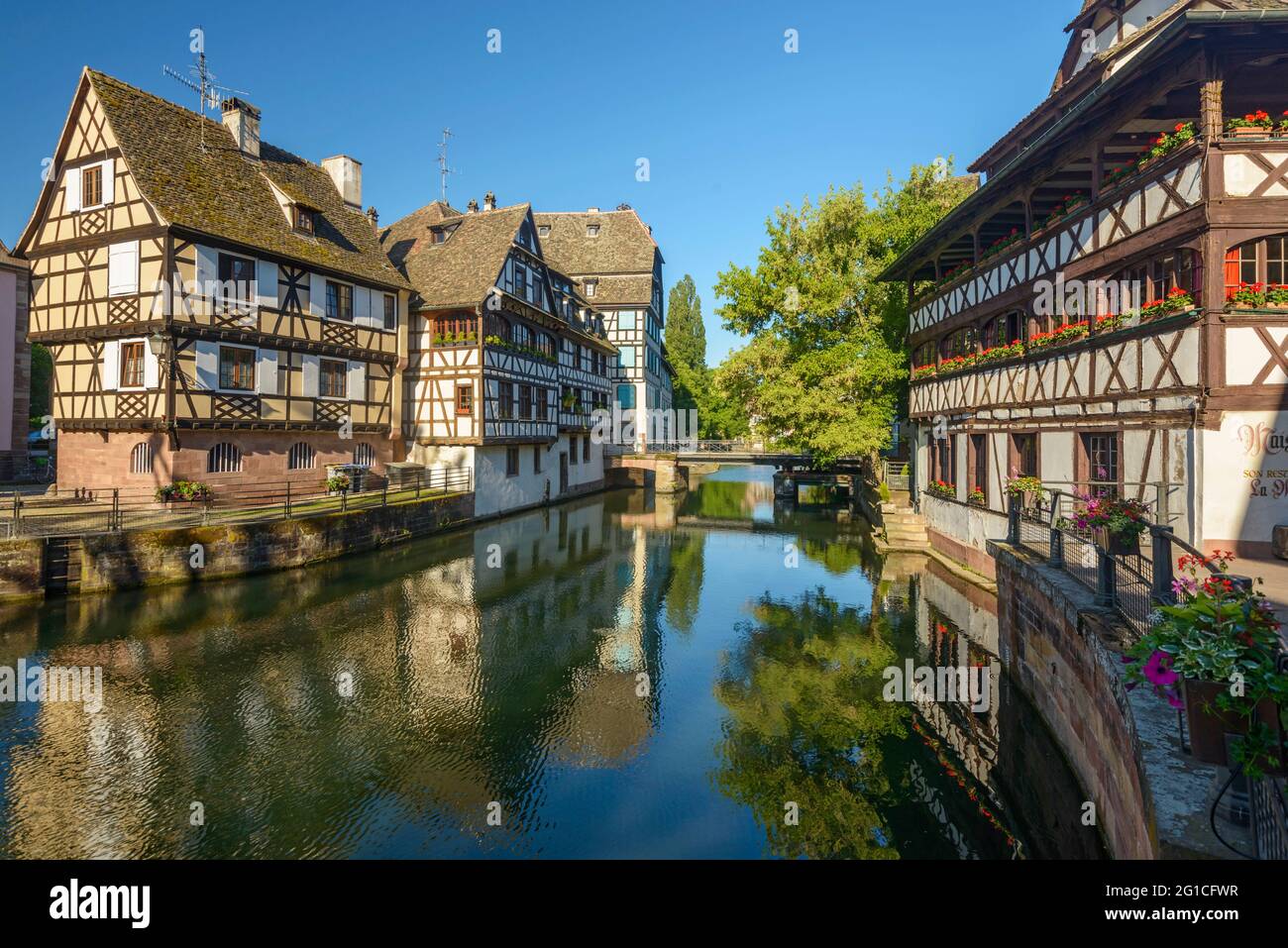 FRANCE, BAS-RHIN (67), STRASBOURG, ILL RIVER ET MAISONS ALSACIENNES À COLOMBAGES DANS LE QUARTIER DE LITTLE FRANCE Banque D'Images