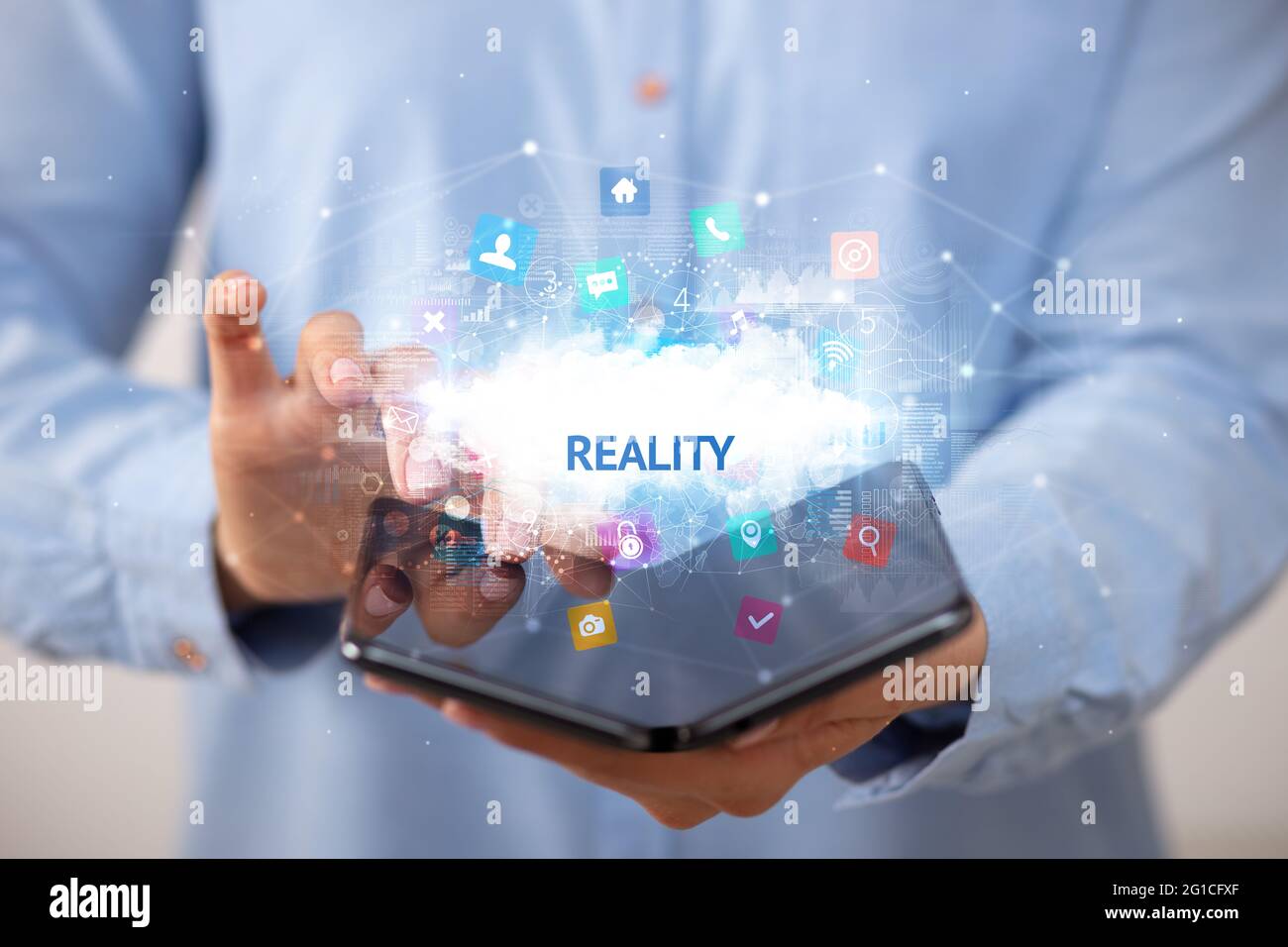 Homme d'affaires tenant un smartphone pliable, concept de technologie Banque D'Images