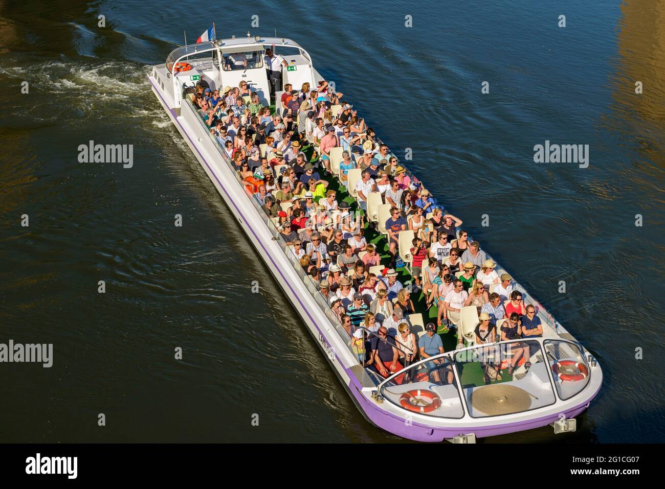 FRANCE, BAS-RHIN (67), STRASBOURG, QUARTIER DE LA PETITE FRANCE, TOURISTES EN BATEAU À AUBES (L'AMI FRITZ) SUR LA RIVIÈRE ILL Banque D'Images