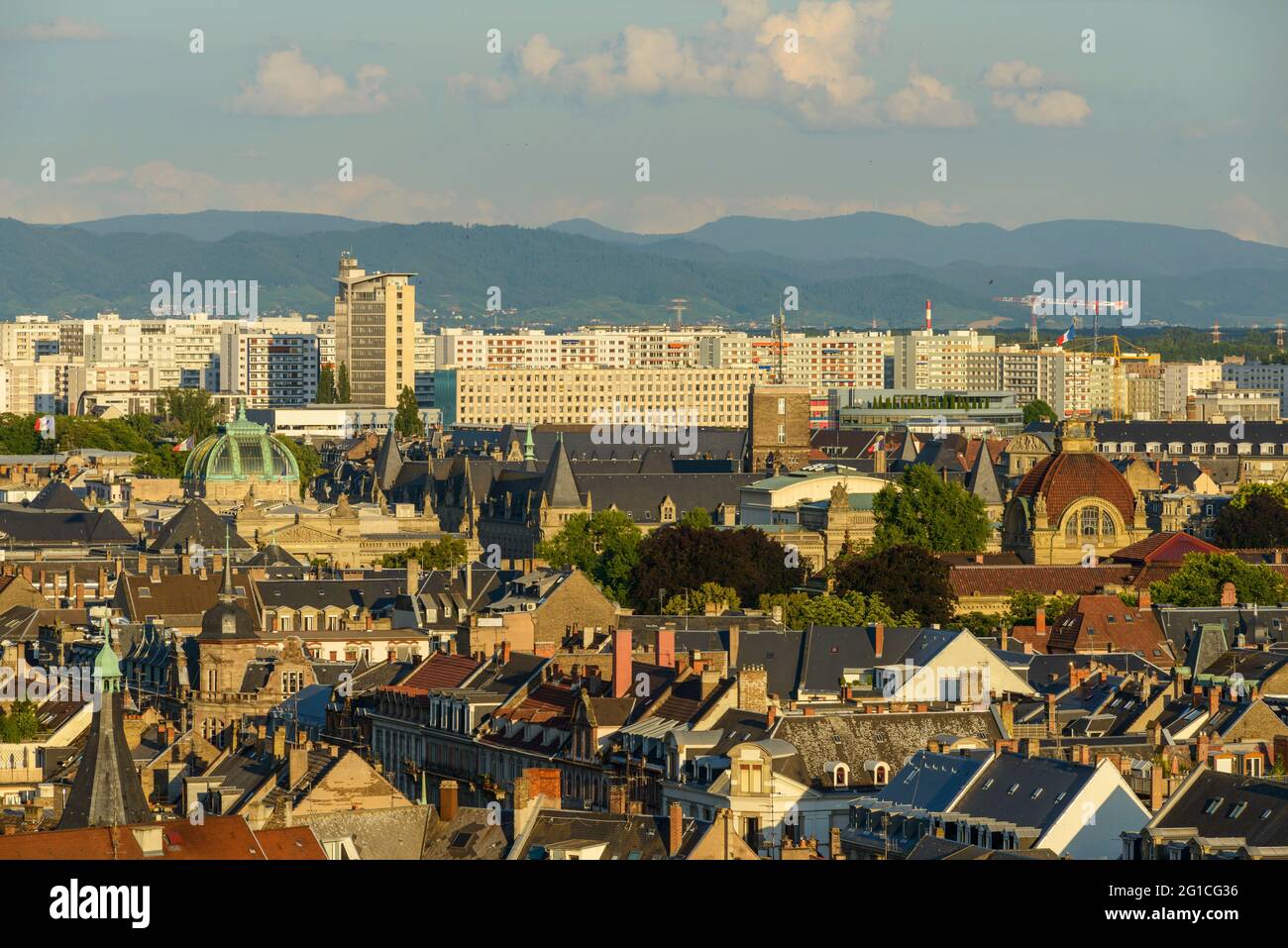 FRANCE, BAS-RHIN (67), STRASBOURG, TOITS DE STRASBOURG DANS LE QUARTIER DE NEUSTADT ET BÂTIMENTS DU QUARTIER ESPLANADE Banque D'Images