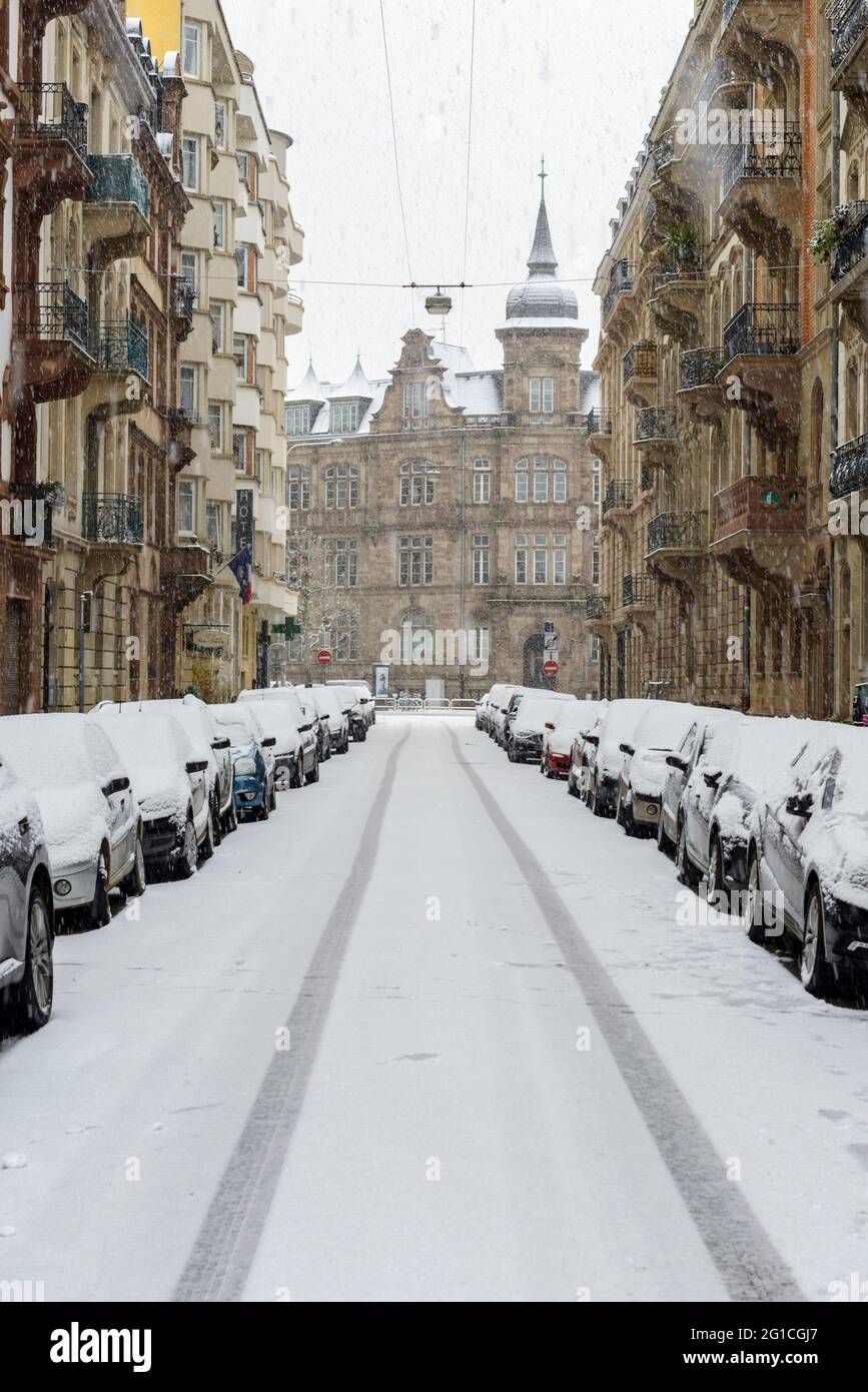 FRANCE, BAS-RHIN (67), STRASBOURG, NEIGE DANS LES RUES DE STRASBOURG ICI LA  RUE DU GÉNÉRAL RAPP DANS LA NEUSTADT Photo Stock - Alamy