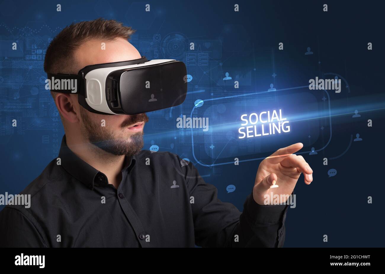 Homme d'affaires regardant à travers les lunettes de réalité virtuelle, concept de médias sociaux Banque D'Images