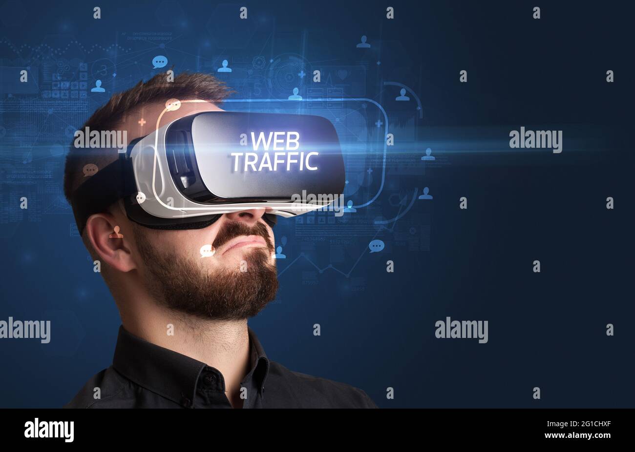 Homme d'affaires regardant à travers les lunettes de réalité virtuelle, concept de médias sociaux Banque D'Images