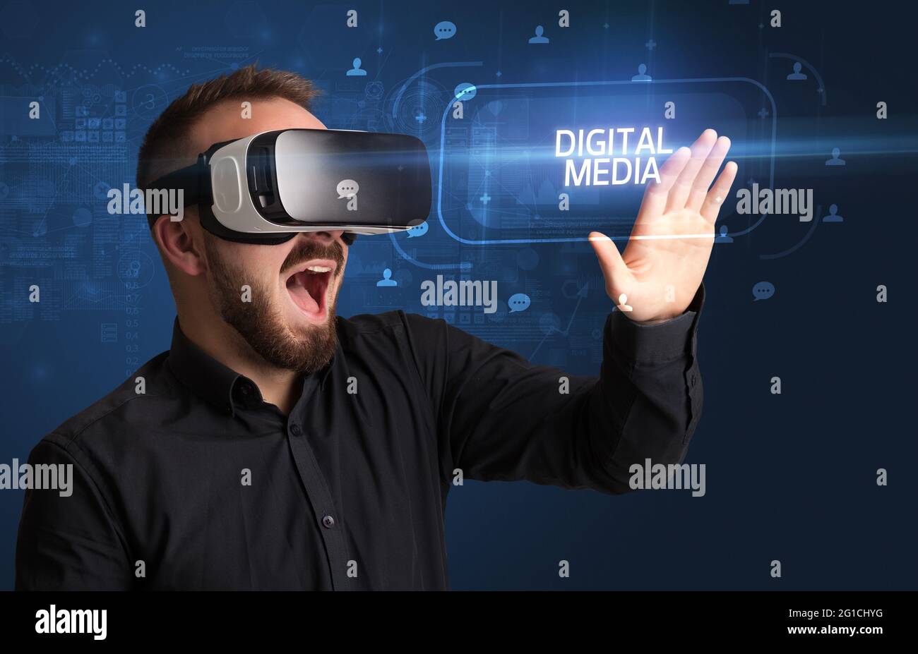Homme d'affaires regardant à travers les lunettes de réalité virtuelle, concept de médias sociaux Banque D'Images