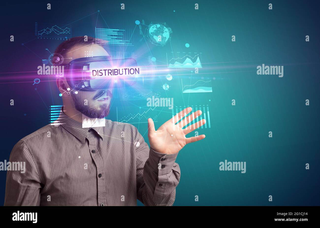 Homme d'affaires regardant à travers les lunettes de réalité virtuelle Banque D'Images