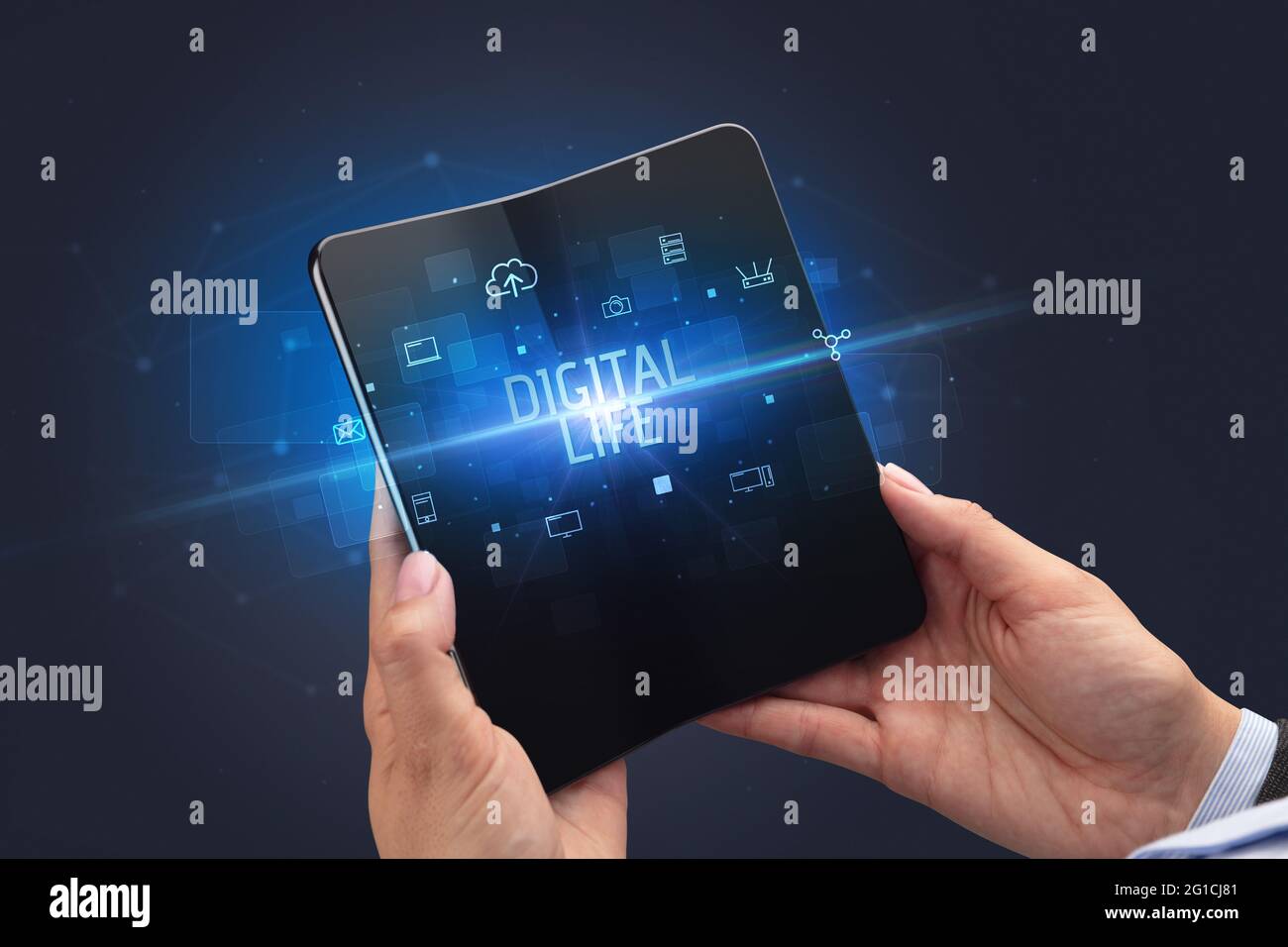 Homme d'affaires tenant un smartphone pliable, concept de sécurité Banque D'Images