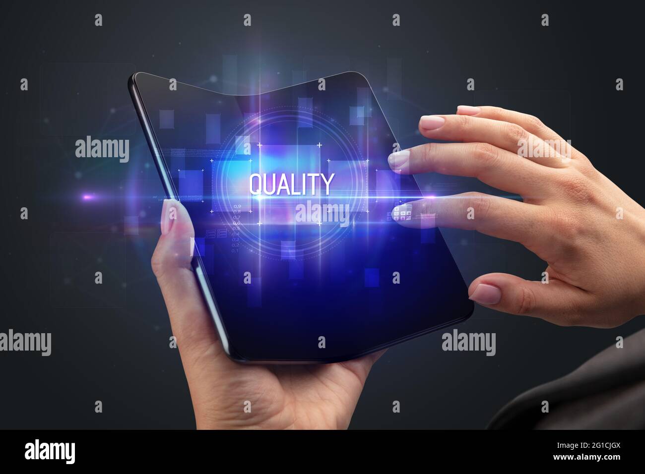 Homme d'affaires tenant un smartphone pliable Banque D'Images