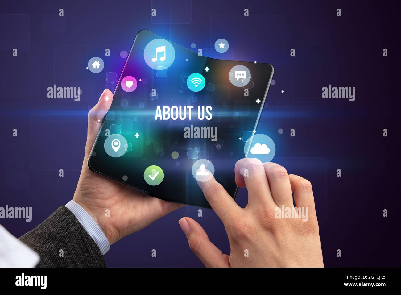 Homme d'affaires tenant un smartphone pliable Banque D'Images