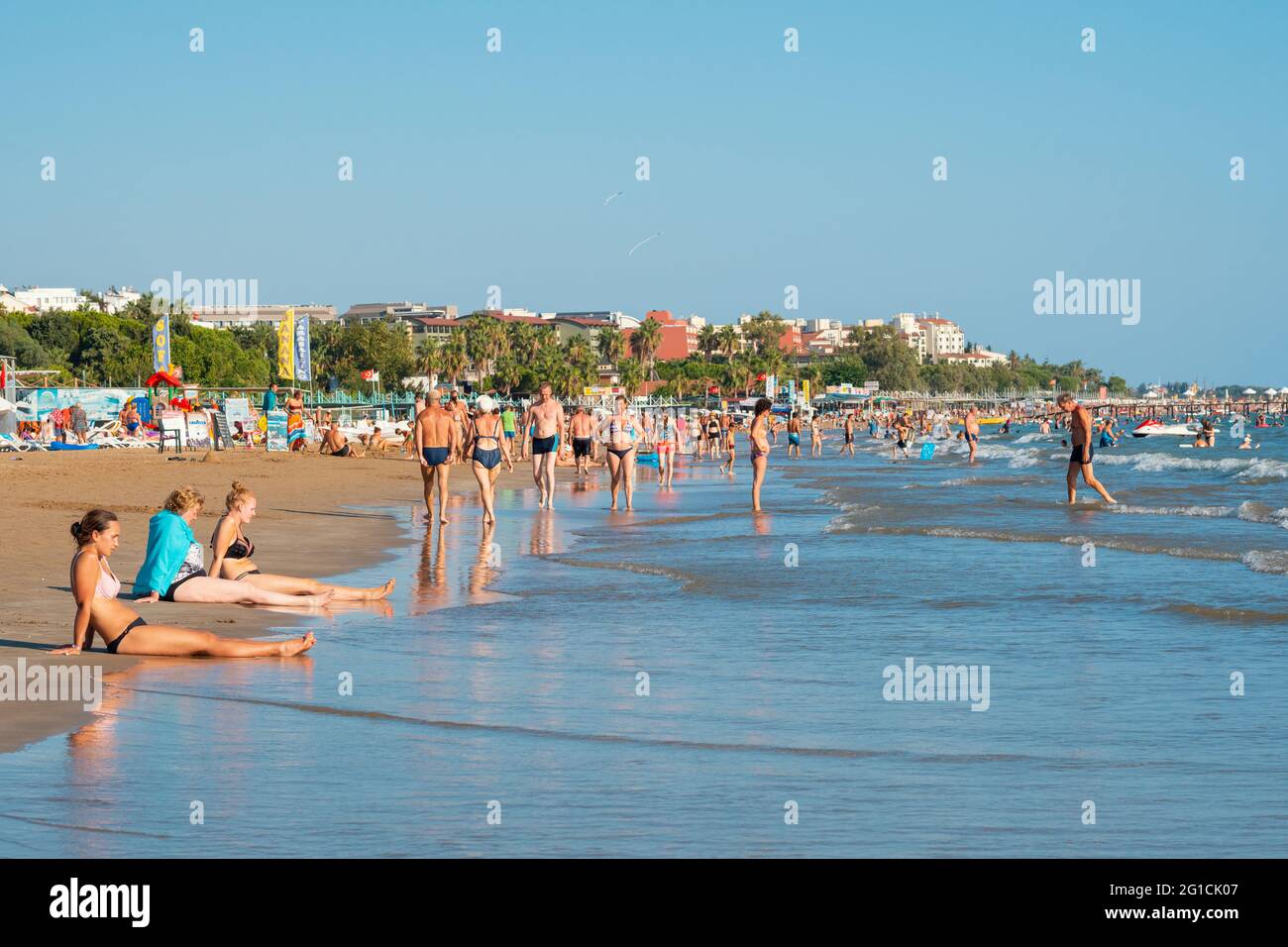 Antalya, Turquie-7 septembre 2017: Beach-goers bains de soleil, natation ou faire d'autres activités sur la plage en été à Antalya. Banque D'Images