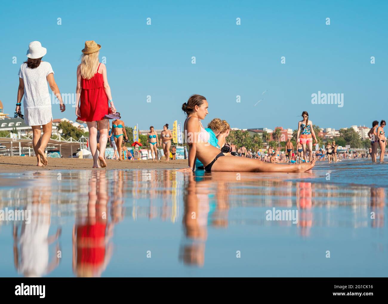 Antalya, Turquie-7 septembre 2017: Beach-goers bains de soleil, natation ou faire d'autres activités sur la plage en été à Antalya. Banque D'Images