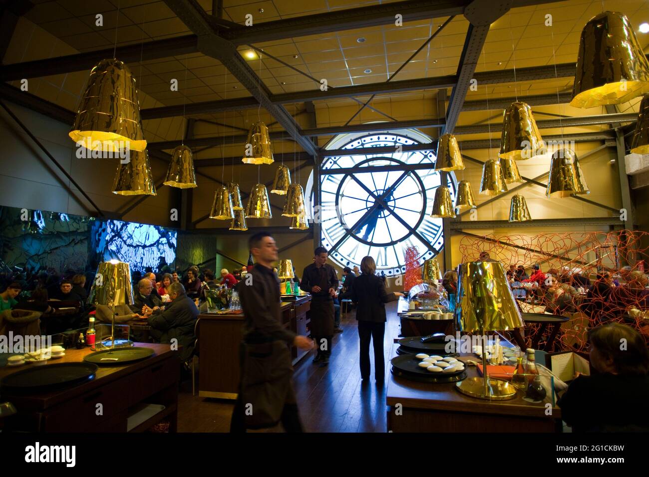 À l'intérieur du café du Musée d'Orsay avec son célèbre cadran d'horloge Banque D'Images