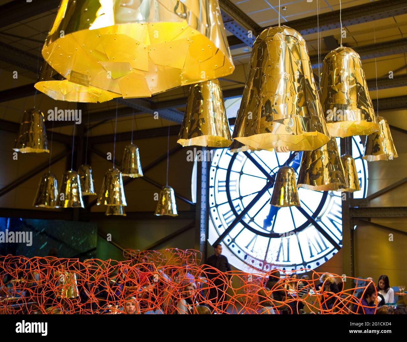 À l'intérieur du café du Musée d'Orsay avec son célèbre cadran d'horloge Banque D'Images