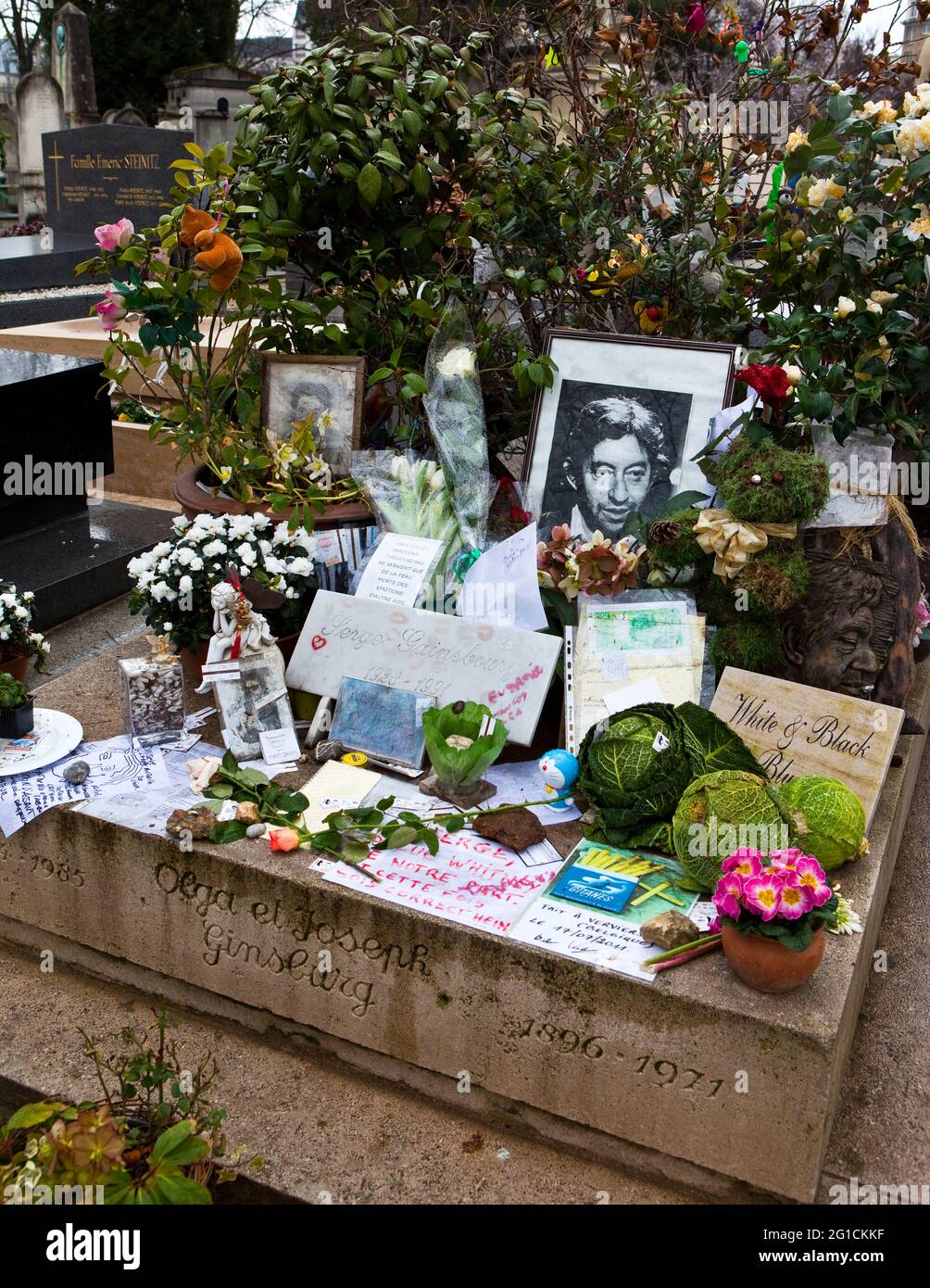 Tombe du poète et chanteur Serge Gainsbourg, - les fans laissent des tickets de métro comme référence à sa plus célèbre chanson française. Banque D'Images