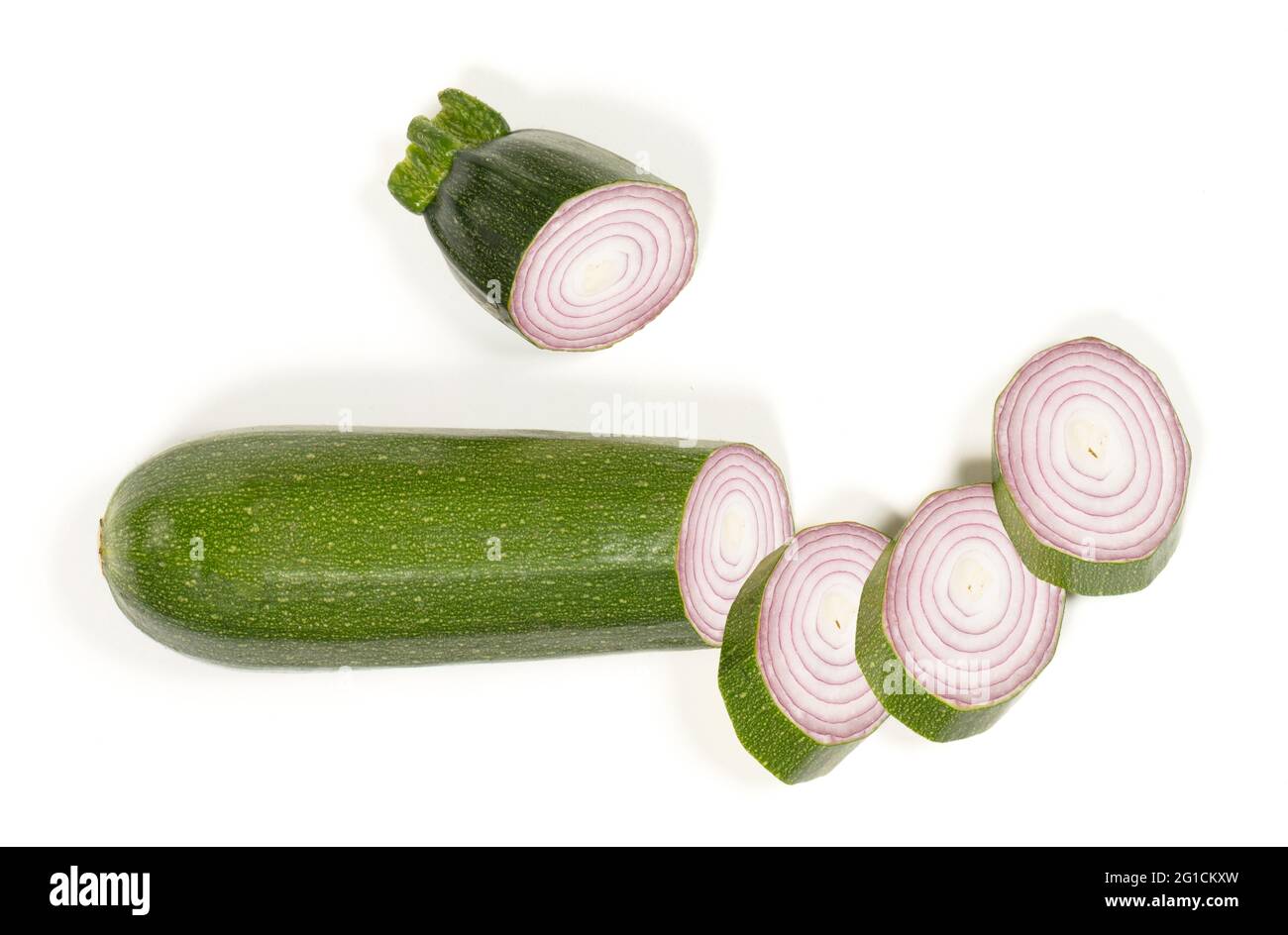 Oignon courgette en tranches dans une courgette - légumes bizarres - Isolé sur blanc Banque D'Images