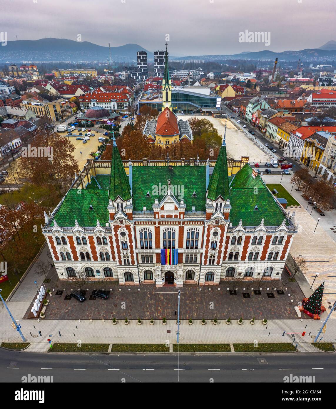 Budapest, Hongrie - vue aérienne du bâtiment de l'hôtel de ville d'Ujpest avec l'église de la reine du ciel et la place du marché et de l'hôtel du marché d'Ujpest Szent Istvan Banque D'Images