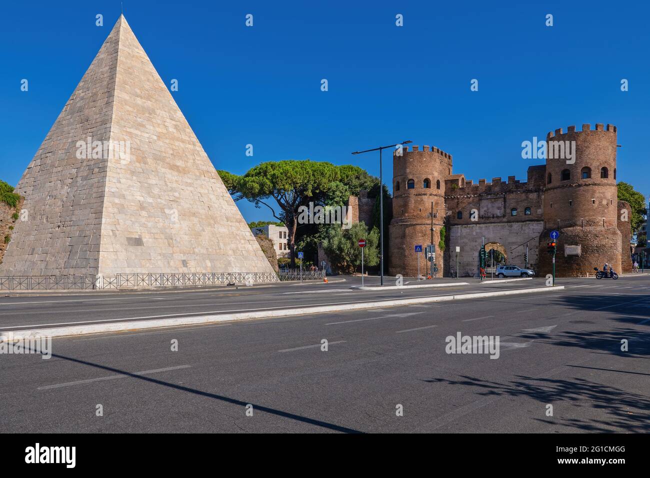 Ancienne Pyramide de Cestius et porte de San Paolo (Porta San Paolo) du mur Aurelian dans la ville de Rome, Italie. Banque D'Images